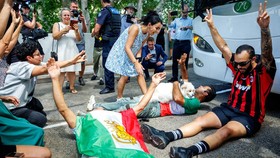 FOTO: Bus Timnas Putri Iran Kembali Dikepung Demonstran di Australia