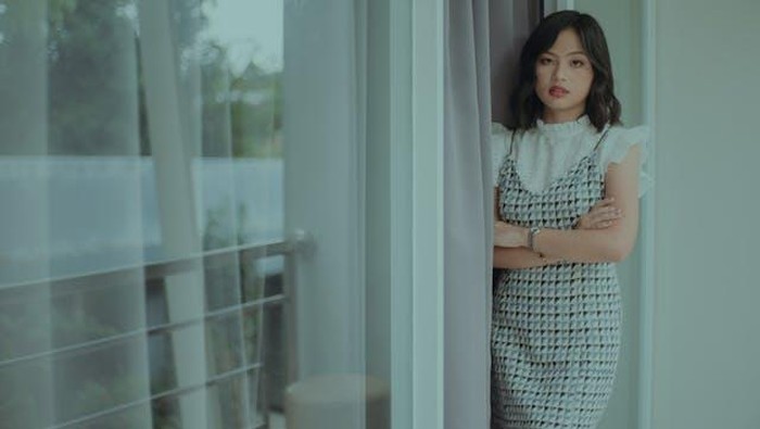 7 Ciri Kepribadian Orang yang Mudah Merasa Bosan saat Berada di Keramaian