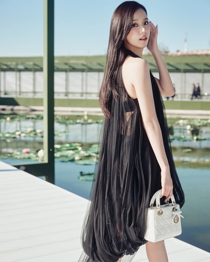 Dior kembali memamerkan koleksi terbaru di salah satu pekan mode bergengsi di dunia, yakni Paris Fashion Week atau disingkat PFW. Kali ini, sang creative director bernama Jonathan Anderson menyuguhkan DiorAW26. / Foto: instagram.com/sooyaaa__