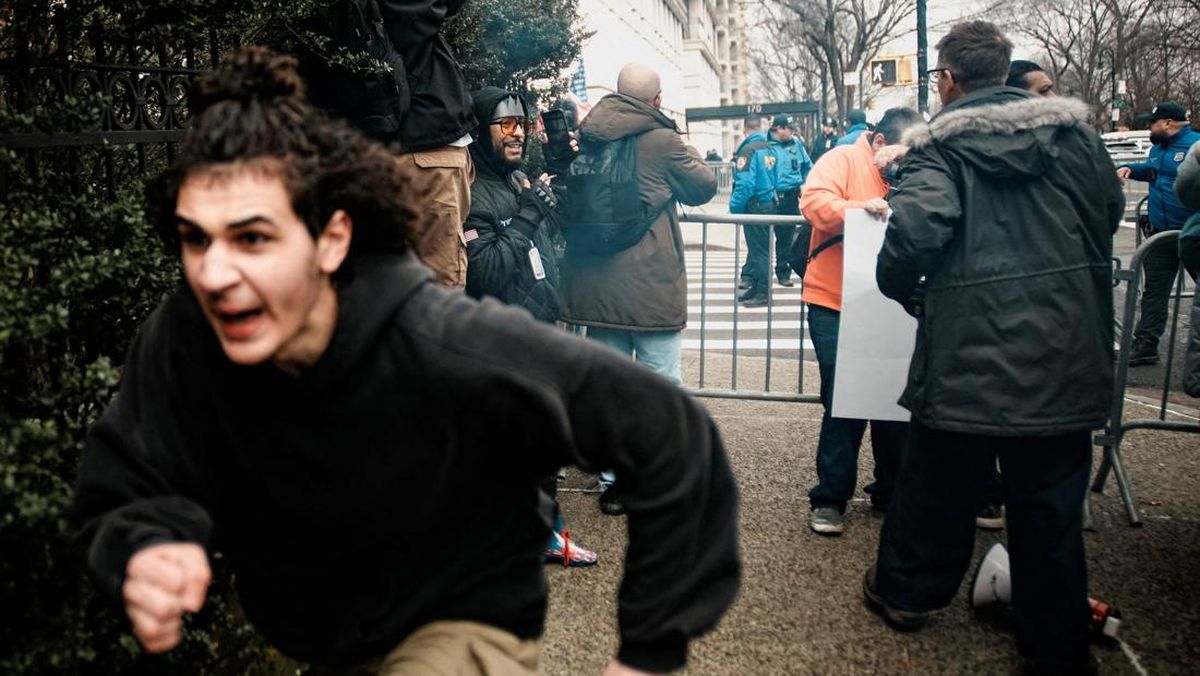 FOTO: Dua Pria Lempar Bom Rakitan ke Rumah Wali Kota NY Zohran Mamdani