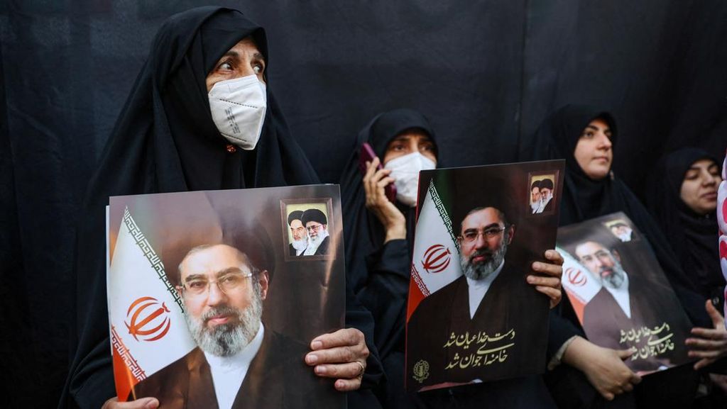 FOTO: Dukungan Warga Iran Mengalir untuk Mojtaba Khamenei