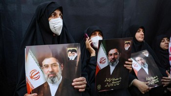 FOTO: Dukungan Warga Iran Mengalir untuk Mojtaba Khamenei