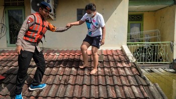 FOTO: Banjir Periuk Damai Tangerang Masuk Hari ke-3