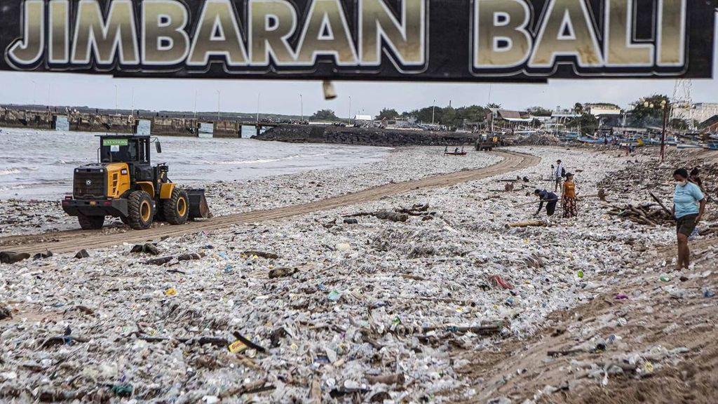 FOTO: Hamparan Sampah Kiriman Terdampar di Pantai Jimbaran