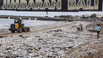 FOTO: Hamparan Sampah Kiriman Terdampar di Pantai Jimbaran