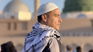 Kabar Terkini Artis dari InsertLive : Momen Haru Hamish Daud di Depan Kabah, Curhat Jatuh Bangkit Usai Perceraian