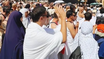 7 Potret Hamish Daud Umrah Rayakan Ultah ke-46, Nangis Berdoa di Kabah