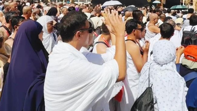 7 Potret Hamish Daud Umrah Rayakan Ultah ke-46, Nangis Berdoa di Kabah