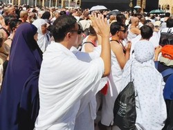 7 Potret Hamish Daud Umrah Rayakan Ultah ke-46, Nangis Berdoa di Ka'bah