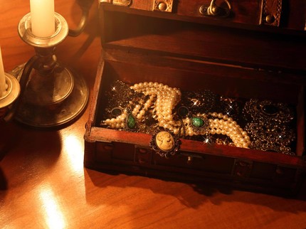 Awalnya Dianggap Tak Berharga, Bros Rp500 Ribu Ini Ternyata Bernilai Rp400 Juta