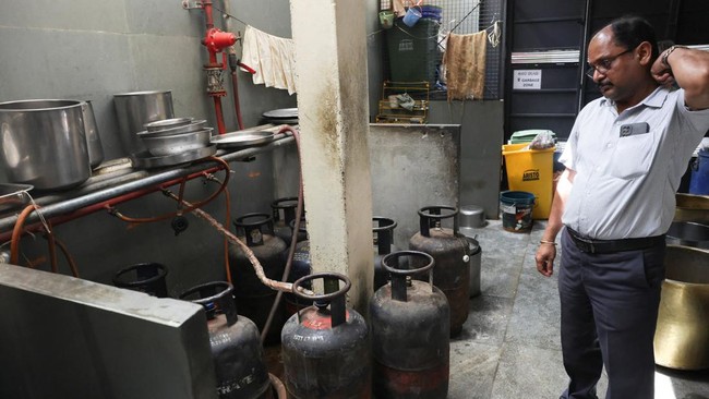 Restoran di India terancam tutup akibat kelangkaan gas akibat perang AS-Israel vs Iran.
