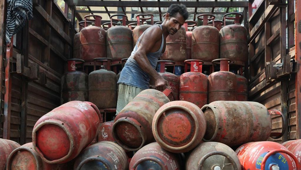 India Krisis Tabung Gas LPG, Warga Miskin Pakai Kayu Bakar untuk Masak