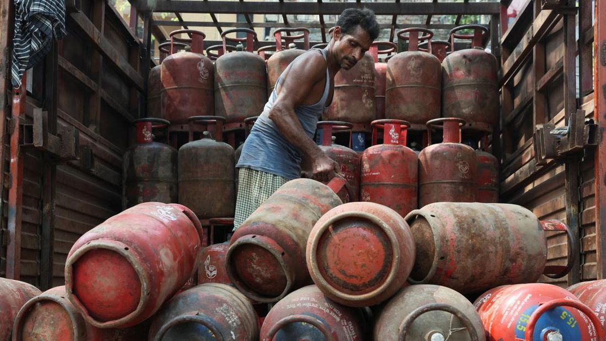 India Krisis Tabung Gas LPG, Warga Miskin Pakai Kayu Bakar untuk Masak