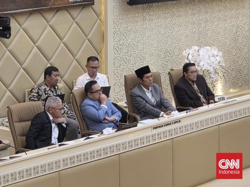 Komisi II DPR kembali menggelar rapat dengar pendapat umum (RDPU) bersama tiga pakar hukum tata negara membahas revisi UU Nomor 7 Tahun 2017 tentang Pemilu, Selasa (10/3). Tiga pakar hukum tata negara yang hadir dalam rapat penyerapan aspirasi terseb