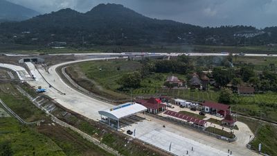 Foto udara proyek pembangunan Jalan Tol Yogyakarta-Bawen Seksi 6 di Bawen, Kabupaten Semarang, Jawa Tengah, Selasa (10/3/2026). Badan Pengatur Jalan Tol (BPJT) Kementerian Pekerjaan Umum (PU) akan men