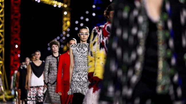 Energi dan gairah anyar Chanel terlihat jelas pada koleksi teranyar karya Matthieu Blazy yang dipamerkan di Paris Fashion Week, Senin (9/3) lalu.