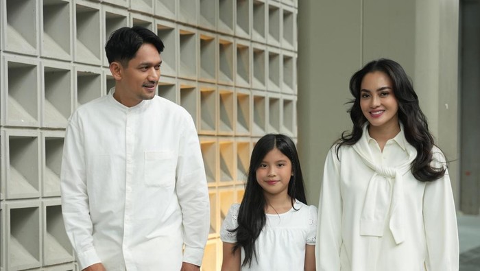 Inspirasi Gaya Serasi Rayakan Idulfitri ala Keluarga Selebritas Bersama UNIQLO, Sontek Yuk!