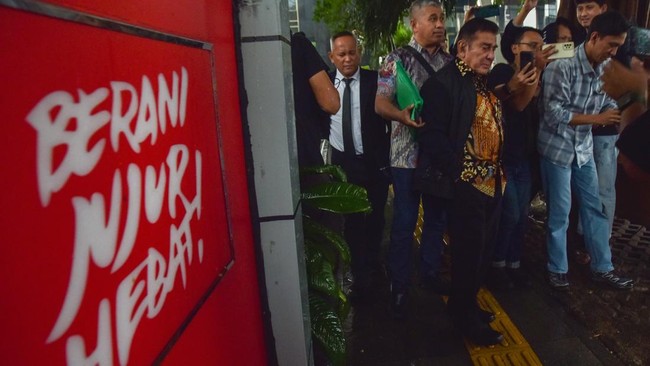 Ketua Umum Pemuda Pancasila Japto Soerjosoemarno (tengah) berjalan keluar usai menjalani pemeriksaan di Gedung Merah Putih KPK, Jakarta, Selasa (10/3/2026). KPK memeriksa Japto Soerjosoemarno sebagai saksi pada penyidikan kasus dugaan tindak pidana k