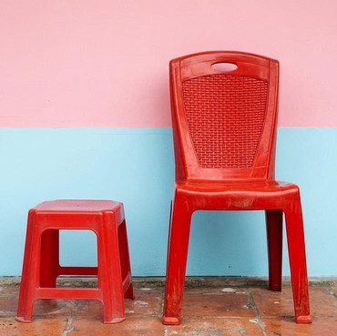 Bukan Sekadar Desain, Ternyata Ini 6 Fungsi Lubang di Kursi Plastik