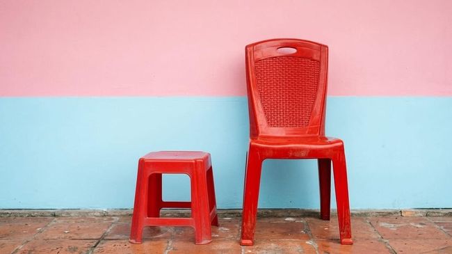 Bukan Sekadar Desain, Ternyata Ini 6 Fungsi Lubang di Kursi Plastik