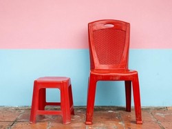 Bukan Sekadar Desain, Ternyata Ini 6 Fungsi Lubang di Kursi Plastik