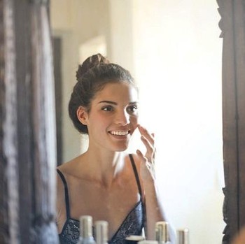 5 Manfaat Menggunakan Niacinamide, Bisa Kurangi Kerutan!