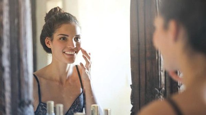 5 Manfaat Menggunakan Niacinamide, Bisa Kurangi Kerutan!