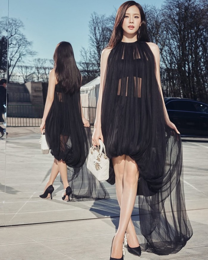 Meski berbusana serba hitam, kecantikan alami penyanyi yang juga aktris berbakat itu tetap terpancar dan tampilan keseluruhan Jisoo pun masih memberi kesan feminin. Benar-benar &lsquo;Princess Dior&rsquo; sesungguhnya ya, Beauties! / Foto: instagram.com/sooyaaa__