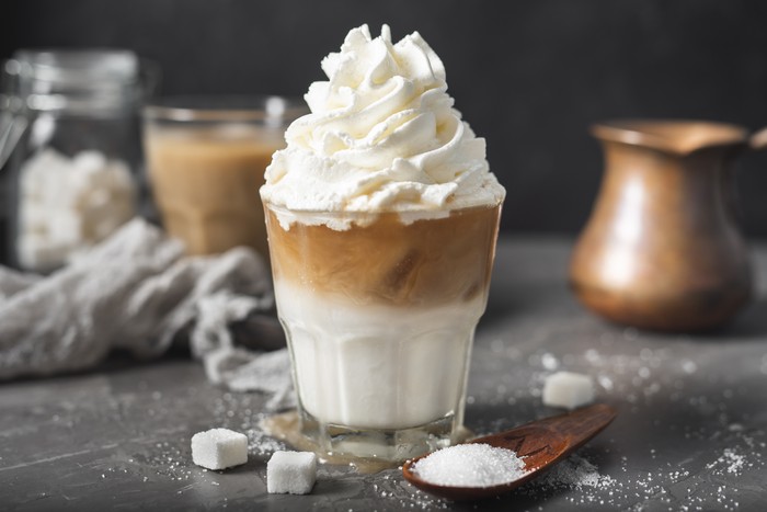Mengonsumsi kopi dengan tambahan gula, seperti whipped cream atau sirup karamel, bisa mempercepat proses penuaan.