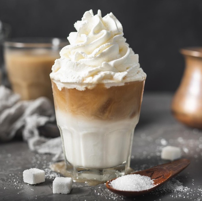 Mengonsumsi kopi dengan tambahan gula, seperti whipped cream atau sirup karamel, bisa mempercepat proses penuaan.