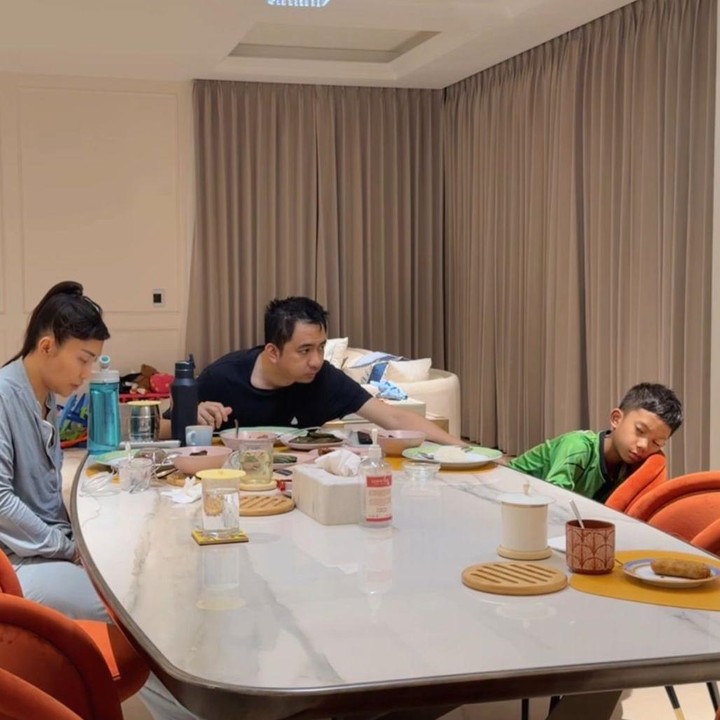 <p>Seperti pada momen ini, suami Ayu, Regi Datau, terlihat berusaha membangunkan putranya, Aqlan untuk menjalani sahur. Bukannya bangun untuk menyantap makanannya, putra Ayu Dewi ini justru tertidur sambil bersandar di bangku. (Foto: Instagram @mrsayudewi)</p>