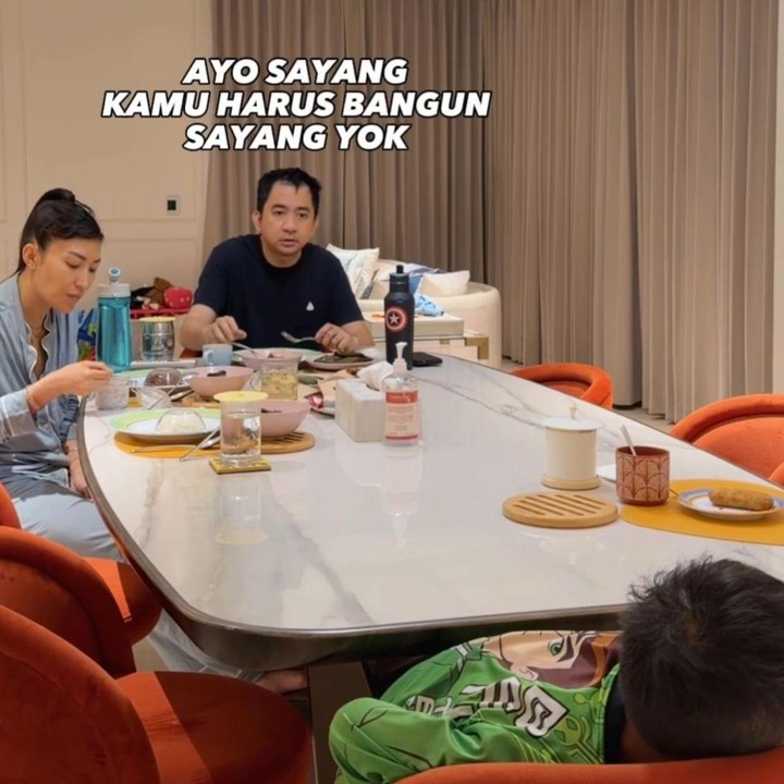 <p>Pada kesempatan lainnya, Aqlan sengaja duduk berjauhan dari Bunda dan Ayahnya. Benar saja, ia pun langsung bersandar dan tertidur di kursinya. "Pilih kursi paling jauh biar enggak dibangunin kayaknya," tulis Ayu lewat Instagram-nya. (Foto: Instagram @mrsayudewi)</p>