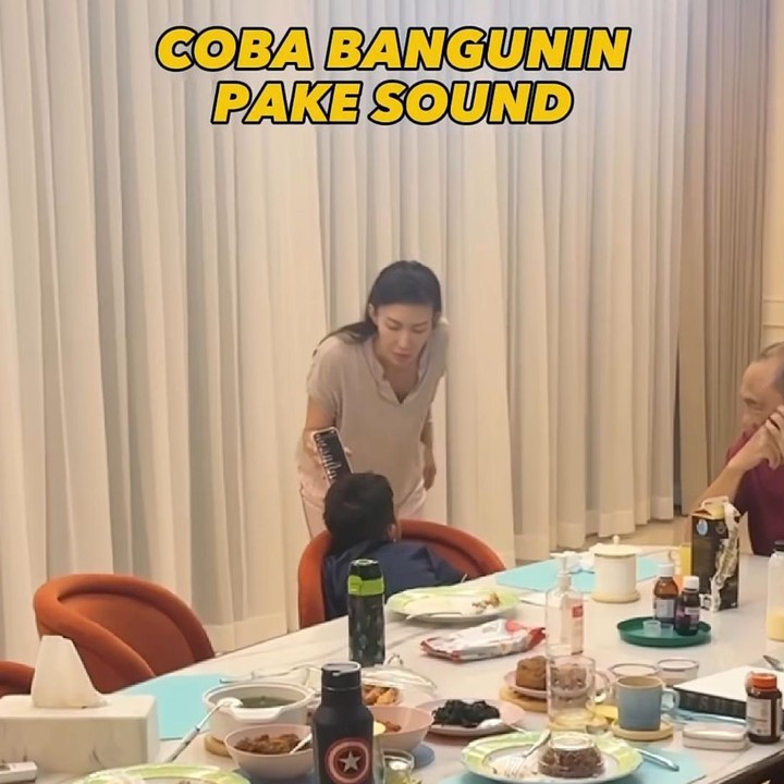 <p>Usaha Ayu untuk membangunkan anak-anaknya sahur tampaknya patut diacungi jempol. Bunda tiga anak ini sudah mencoba berbagai cara, bahkan sampai membangunkan putranya, Aqlan, menggunakan <em>sound</em>&nbsp;nih, Bunda. (Foto: Instagram @mrsayudewi)</p>