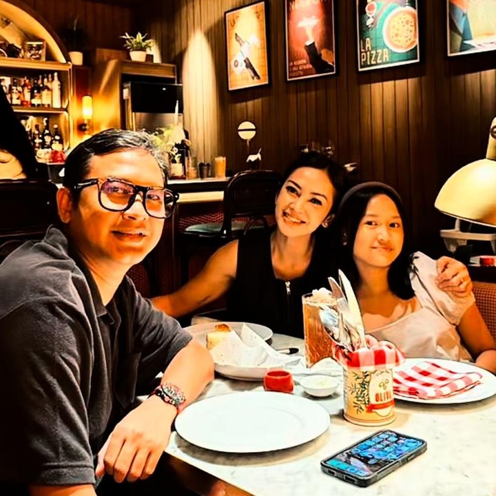 <p>Meski kini telah berpisah, Masayu dan mantan suaminya tetap menjalani<em>&nbsp;co-parenting</em> untuk putri semata wayang mereka, Samara. Melalui berbagai unggahan di Instagram, keduanya tak jarang membagikan momen bersama sang putri dalam berbagai kegiatan. (Foto: Instagram @masayuanastasia / @lembuwiworojati)</p>