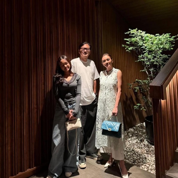 <p>Artis cantik Masayu Anastasia diketahui sempat membangun ikatan rumah tangga dengan Lembu Wiworo Jati sebelum akhirnya bercerai di tahun 2016, Bunda. Dari pernikahan tersebut, keduanya dikaruniai seorang putri bernama Samara Anaya Amandari. (Foto: Instagram @masayuanastasia / @lembuwiworojati)</p>