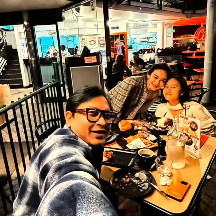 <p>Belum lama ini, Masayu Anastasia dan Lembu Wiworo Jati kompak mengabadikan momen ulang tahun putri mereka yang ke-16. Untuk merayakan hari spesial Samara, keduanya tampak menikmati makan malam bersama. Lembu terlihat menuliskan ucapan manis untuk putrinya. "Selamat ulang tahun ke-16, Samidun, semoga harimu menjadi yang terbaik," ungkapnya lewat Instagram. (Foto: Instagram @masayuanastasia / @lembuwiworojati)</p>