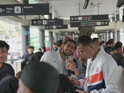 PAM JAYA-Pelita Jaya Bagikan Tumbler, Ajak Warga Kurangi Sampah Plastik