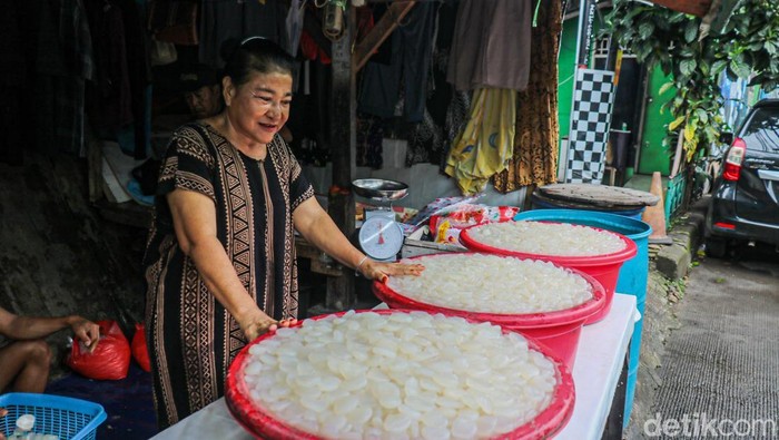Sejumlah pedagang kolang-kaling menunggu pembeli di kawasan Pasar Tanah Abang, Jakarta, Selasa (10/3/2026). Pada Ramadan tahun ini, sejumlah pedagang mengaku mengalami penurunan penjualan dibandingkan tahun-tahun sebelumnya.