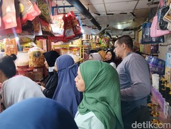 Pemburu Kue Lebaran Tumpah Ruah, Omzet Pedagang Naik 2 Kali Lipat