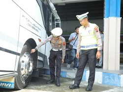 Jelang Arus Mudik, Polres Klaten Cek Kelayakan Bus dan Kesehatan Sopir