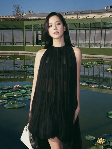 Simak 5 Gaya Jisoo BLACKPINK Hadiri Dior Autumn Winter 2026-2027 Show