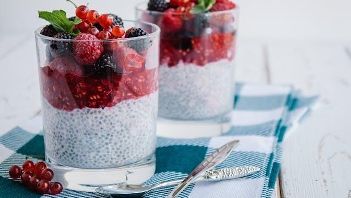 Salah satu camilan sehat yang semakin populer beberapa tahun terakhir adalah puding chia. Selain praktis dibuat, camilan ini juga dikenal memiliki banyak manfaat bagi tubuh, terutama untuk kamu yang sedang berusaha menjaga pola makan lebih sehat.