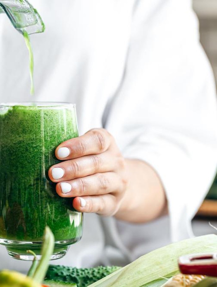 Resep jus sayuran hijau untuk membantu menurunkan kolesterol secara alami. Kaya serat dan nutrisi untuk menjaga kesehatan jantung dan tubuh.