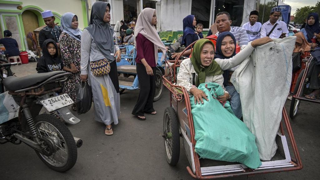 FOTO: Riuh Warga Ngabuburit di Pasar Ampel Surabaya