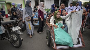 FOTO: Riuh Warga Ngabuburit di Pasar Ampel Surabaya