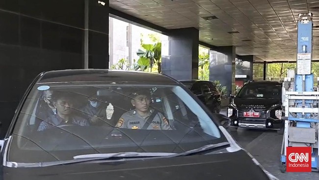 Bupati Rejang Lebong, Muhammad Fikri, dan sejumlah pihak terjaring OTT KPK. Mereka dibawa ke Jakarta untuk pemeriksaan lebih lanjut.