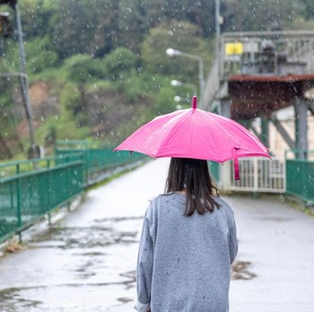 4 Ciri Kepribadian Orang yang Menyukai Hujan