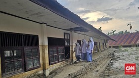 Sekolah di Pidei Jaya Masih Tertimbun Lumpur, Siswa Belajar Darurat
