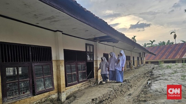 Mendikdasmen Abdul Mu'ti mengungkapkan revitalisasi 30 sekolah di Pidie Jaya pasca banjir. Tahun 2026, 22 sekolah akan dibangun untuk normalisasi belajar.