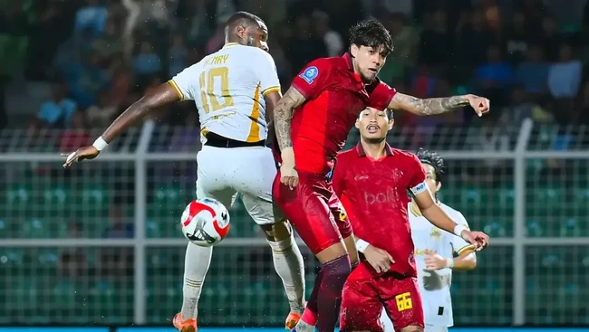 Dua kartu merah warnai dan pemukulan mewarnai kemenangan Bhayangkara FC atas sembilan pemain Arema FC di Super League pada Selasa (10/3) malam.